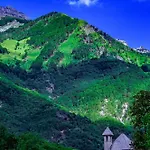 Bujtina Harusha 3*