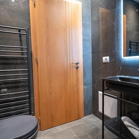 Bujtina Harusha Guest house *